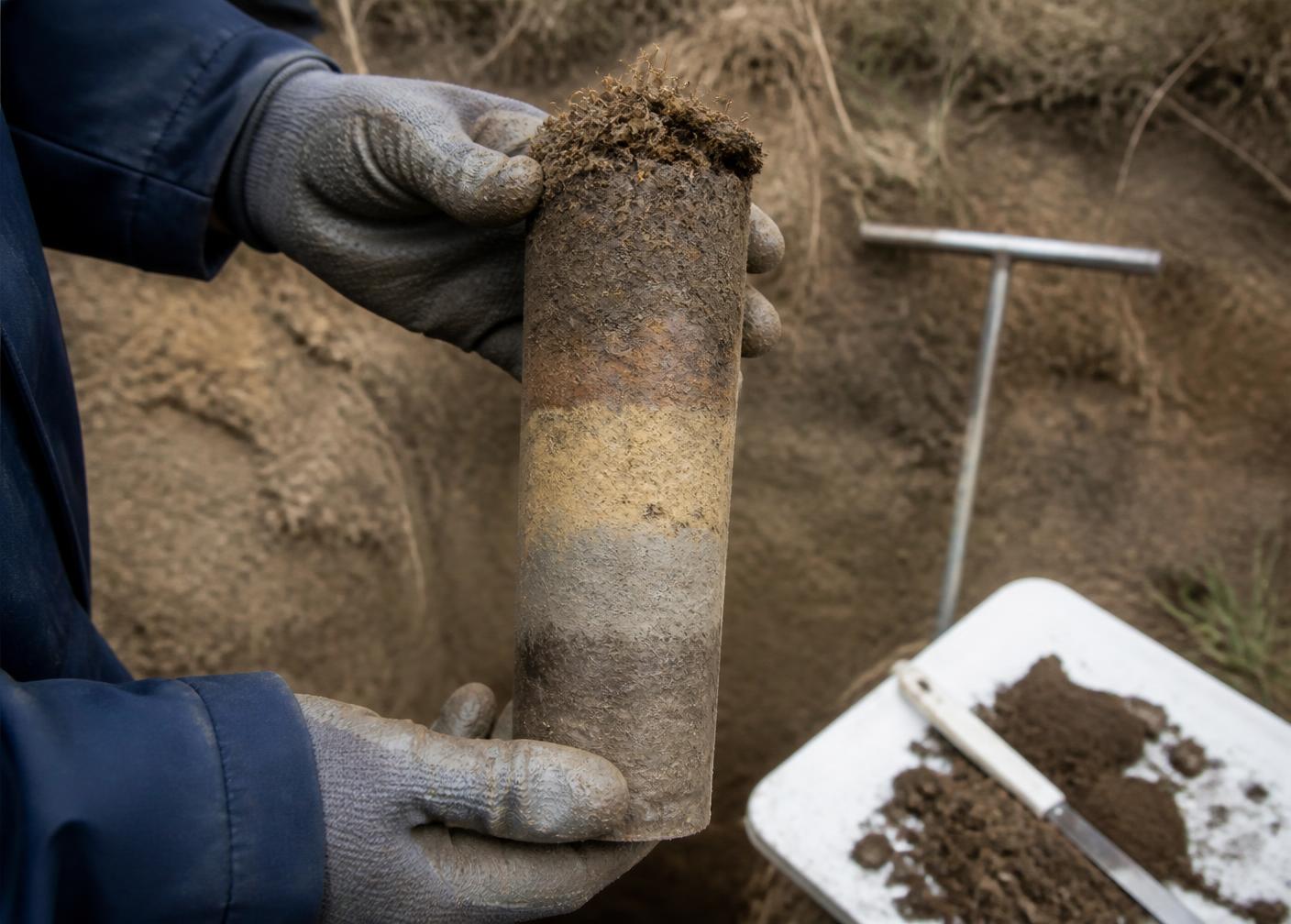 Bodemmonster met zichtbare bodemlagen tijdens veldonderzoek